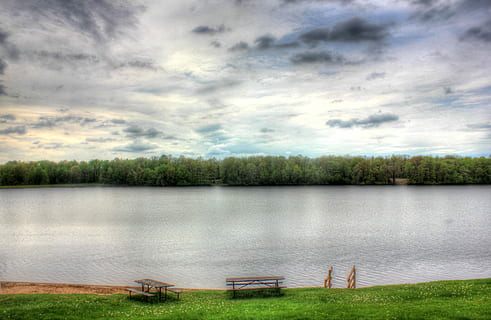 attraverso, lago, nuvole, vista, parco dei consigli comunali, Wisconsin, paesaggio, fiume, cielo, natura, all'aperto, acqua, Paesaggi, scena tranquilla, albero, nuvola - cielo, scena non urbana, estate, bellezza nella natura, nessuno, scena rurale, erba, la tranquillità, pianta, scenics - natura, giorno, posto a sedere, panchina, colore verde, 2K, CC0, dominio pubblico, privo di copyright