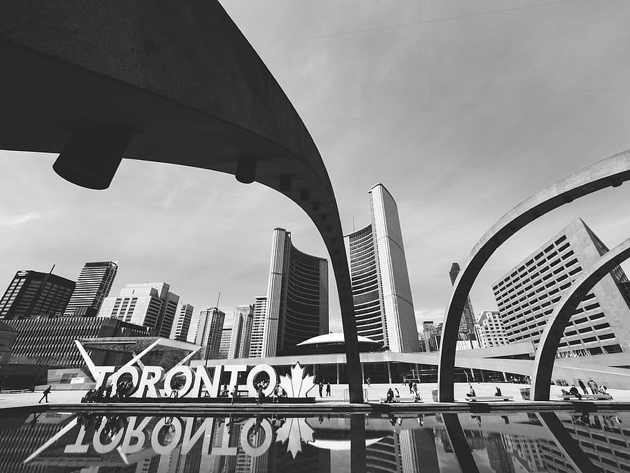 fotografie ve stupních šedi, město, toronto radnice, budova, struktura, podepsat, toronto, Kanada, střecha, odraz, architektura, sklenka, voda, perspektivní, nathanphillip, radnice, stavba, exteriér budovy, nebe, kancelářská budova exteriér, text, nízký úhel pohledu, most, nikdo, Příroda, sdělení, most - mužská konstrukce, mrak - nebe, den, spojení, moderní, kancelář, mrakodrap, venku, panoráma města, finanční okres, 4K