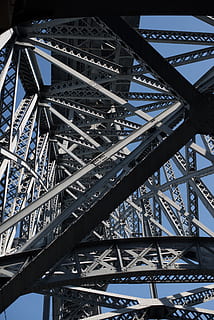 die Architektur, Strukturen, Brücken, Beiträge, Linien, Formen, Muster, Perspektive, Licht, Schatten, Metall, gebaute Struktur, Verbindung, Brücke, Brücke - künstliche Struktur, Flachwinkelansicht, keine Leute, Transport, Tag, draußen, Himmel, Reiseziele, Natur, stehlen, Reise, Stadt, Eisen - Metall, Träger, Legierung, Rad, 5K, CC0, gemeinfrei, lizenzfrei