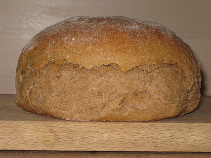 Brot, Farmer, Brote, Bauernbrot, selberbacken, sogar gebacken, abkühlen, Essen, Vesper, Lebensmittel, Laib, aufgebohrt, aufgebrochen, Snack, Essen und Trinken, ein Leib Brot, gebacken, Frische, Nahansicht, Wohlbefinden, drinnen, gesundes Essen, keine Leute, Tabelle, hausgemacht, Stillleben, einzelnes Objekt, braun, Holz - Material, Studioaufnahme, fertig für den Verzehr, Schneidbrett, Diät halten, 2K, CC0, gemeinfrei, lizenzfrei
