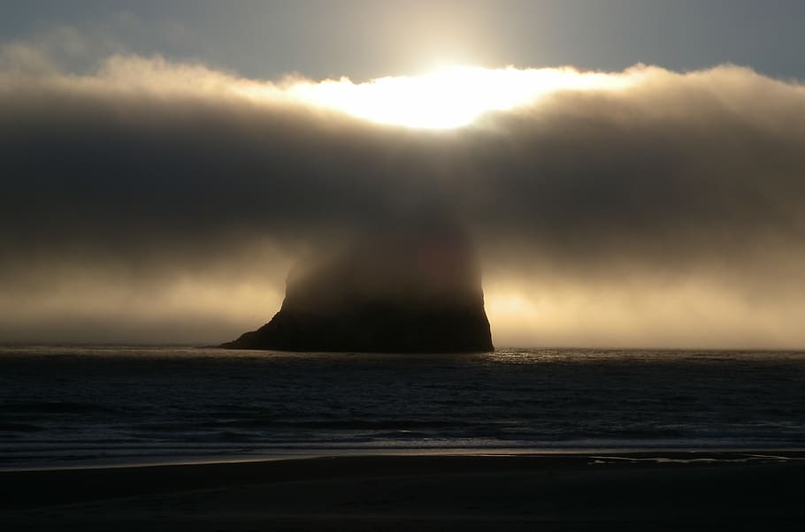 roca del paller, costa del Pacífic, oregon, posta de sol, boira, solitud, cel, mar, aigua, núvol - cel, naturalesa, bellesa a la natura, cap gent, escenics - natura, tempesta, silueta, moviment, a l'aire lliure, horitzó, poder a la natura, llum solar, signe, horitzó sobre l’aigua, 4K