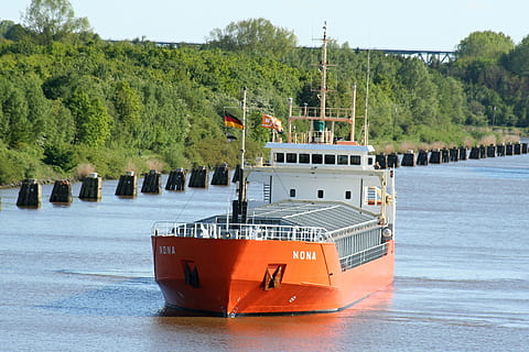 Containerschiff, Fluss, Stiefel, Container, Schiff, Frachter, Versand, Transport, Wasser, Ladung, Technologie, Meer, Seeroute, Wasserweg, nok, der Verkehr, Seefahrt, frachtschiff, Deutschland, Tag, Baum, draußen, Wasserfahrzeug, keine Leute, Pflanze, Ufergegend, Natur, Transportmittel, Himmel, Wachstum, grüne Farbe, orange Farbe, Flagge, Passagierfahrzeuge, 2K, CC0, gemeinfrei, lizenzfrei