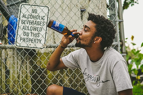 mand drikker drikkevare, rav, glas flaske, ved siden af, grå, wire link hegn, dagtimerne, fotografering, mand, shirt drikker øl, tid, flaske, øl, drikke, han-, afro amerikaner, skilt, hegn, borderline, en person, ung voksen, unge mænd, afslappet tøj, bedrift, rigtige mennesker, herrer, fritidsaktivitet, tekst, livsstil, dag, meddelelse, ansigtshår, vestlige script, leder, skæg, chainlink hegn, forfra, udendørs, frisure, 4K, CC0, offentligt domæne, royaltyfrie