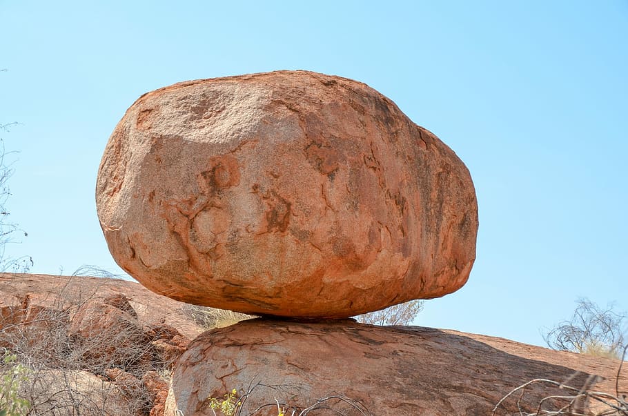 marró, dia, dimonis de marbres, karlu karlu, rock, roques, Austràlia, boulder, Outback, cel, esport, a l'aire lliure, escena rural, cel clar, sòlid, naturalesa, rock - object, cap gent, formació de roca, boulder - rock, geografia física, llum solar, geologia, vista d’angle baix, planta, escena no urbana, tranquil·litat, muntanya, erosionat, 1080P