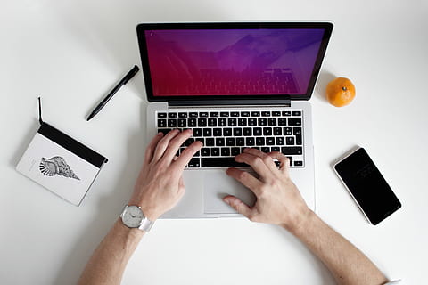 Person, mit, Laptop-Computer, schwarz, Silber Laptop-Computer, Laptop, MacBook, Computer, Bildschirm, Hände, Technologie, menschliche Hand, Hand, Kommunikation, kabellose Technologie, menschliches Körperteil, Tabelle, Computerausrüstung, Erwachsene, Verbindung, Tastatur, drinnen, Schreibtisch, Computer Tastatur, Möbel, Menschen, mit laptop, Tippen, 4K, CC0, gemeinfrei, lizenzfrei