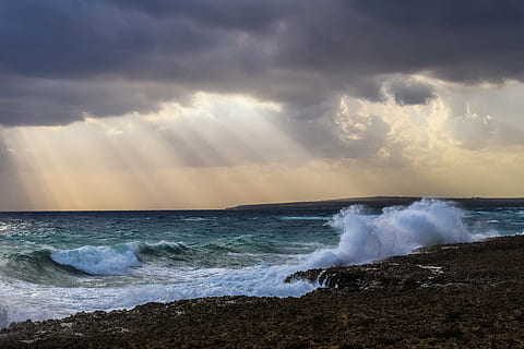 foto, ondulato, oceano, raggi crepuscolari, onde, tempesta, nuvole, raggio di sole, costa, natura, scenario, costiero, panoramico, Makronissos, ayia napa, Cipro, mare, onda, nuvola - cielo, cielo, bellezza nella natura, nessuno, potere in natura, orizzonte sull'acqua, Paesaggi, acqua, movimento, spiaggia, terra, scenics - natura, orizzonte, sport acquatico, sport, energia, fare surf, all'aperto, rottura, 5K, CC0, dominio pubblico, privo di copyright