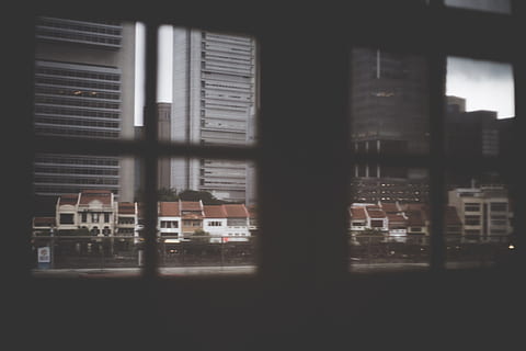 cerrar, negro, de madera, puerta, fotografía en escala de grises, hormigón, edificio, de cerca, foto, marco de la ventana, escena urbana, estructura construida, exterior del edificio, ciudad, ventana, arquitectura, vida en la ciudad, arquitectura y edificios, nadie, adentro, transparente, material de vidrio, reflexión, al aire libre, Distrito residencial, oscuro, vaso, día, naturaleza, centrarse en el fondo, oficina, edificio de oficinas exterior, paisaje urbano, rascacielos, 4K, CC0, dominio público, libre de derechos