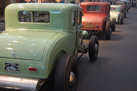 oldtimer, embús de trànsit, clàssic, manera de transport, transport, vehicle terrestre, automòbil, cotxe, faro, estil retro, estacionari, cotxe d'època, cap gent, viatjar, en fila, ciutat, aparcament, nombre, carrer, dia, camió, a l'aire lliure, pneumàtic, roda, 2K, CC0, domini públic, lliure de regalies