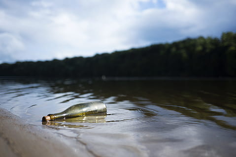 asia selvä, lasipullo, vesi, taivas, pullo, joki, luonto, viesti, saastuminen, lasi-, viini, Puut, ranta, hiekka, Huomautus, järvi, pilvi - taivas, puu, päivä, ei ihmisiä, tyyneys, heijastus, ulkona, kauneus luonnossa, kasvi, maisemat - luonto, ei-kaupunkikuvia, rauhallinen kohtaus, valikoiva tarkennus, kelluu vedellä, pinnan tasolle, 4K, CC0, public domain, rojaltivapaa