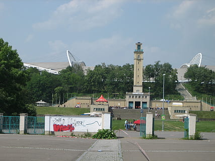 stadion, leipzig, træ, eng, input, arkitektur, bygget struktur, bygning udvendig, himmel, plante, transportmidler, vej, by, gade, natur, sky - himmel, dag, ingen mennesker, bygning, udendørs, retning, symbol, skilt, rejse, 2K, CC0, offentligt domæne, royaltyfrie
