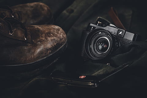 Foto, sort, point-and-shoot kamera, par, Brun, læder støvler, arbejde bots, edc, gammeldags, gammel, retro stylet, sko, kamera - fotografisk udstyr, ingen mennesker, fotografering temaer, teknologi, indendørs, tæt på, fotografisk udstyr, kamera, objektiv - optisk instrument, digitalt kamera, sort farve, fotografere, fokus på forgrunden, manden lavet, bord, menneskeskabt objekt, aktivitet, moderne, antik, læder, SLR kamera, 5K, CC0, offentligt domæne, royaltyfrie