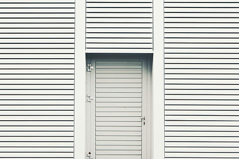 lukkede louver dør, Foto, hvid, træ-, dør, moderne, design, mønster, arkitektur, linje, væg, deutschland, Tyskland, köln, cologne, by-, by, ren, geometri, bygget struktur, fuld ramme, bygning udvendig, baggrunde, ingen mennesker, sikkerhed, lukket, beskyttelse, dag, vindue, bygning, indgang, privatliv, hvid farve, lukker, udendørs, garage, 4K, CC0, offentligt domæne, royaltyfrie