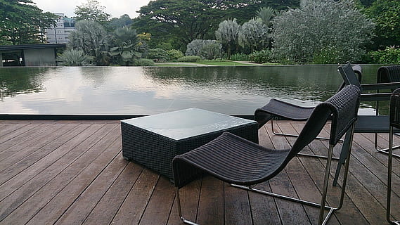 noir, chaises de patio, à côté de, corps, eau, patio, chaises, plan d'eau, meubles, en plein air, chaise, Lac, personne, la nature, table, relaxation, image couleur, piscine, journée, arbre, scène tranquille, structure construite, siège, plante, tranquillité, bois - matériau, architecture, luxe, moderne, 1080P, CC0, domaine public, libre de droits