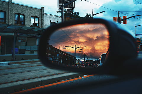 Foto, kattefløj spejl, afspejle, lys post, fotografering, bilvinge spejl, solnedgang, sort, sidespejl, transportmidler, bil, Trafik, gade, urban scene, vej, rejse, transportform, by, hastighed, bygget struktur, arkitektur, bygning udvendig, himmel, sky - himmel, motor køretøj, land køretøj, ingen mennesker, natur, form, bygning, skumring, bevægelse, 4K, CC0, offentligt domæne, royaltyfrie