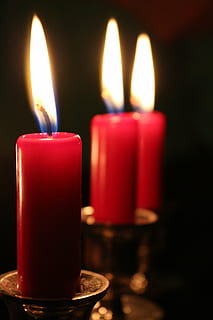 Kerzen, rot, Licht, Flamme, Wachs, Wachskerze, Docht, brennen, gemütlich, Atmosphäre, dunkel, Weihnachtsgeist, Rechnung, romantisch, Kerzenlicht, Feuer, Stimmung, Verbrennung, Feuer - natürliches Phänomen, Hitze - Temperatur, Kerze, beleuchtet, drinnen, Nahansicht, glühend, keine Leute, Fokus auf den Vordergrund, Dunkelkammer, Natur, selektiver Fokus, Wohnraum, Kerzenhalter, Tabelle, schmelzen, Helligkeit, 5K, CC0, gemeinfrei, lizenzfrei