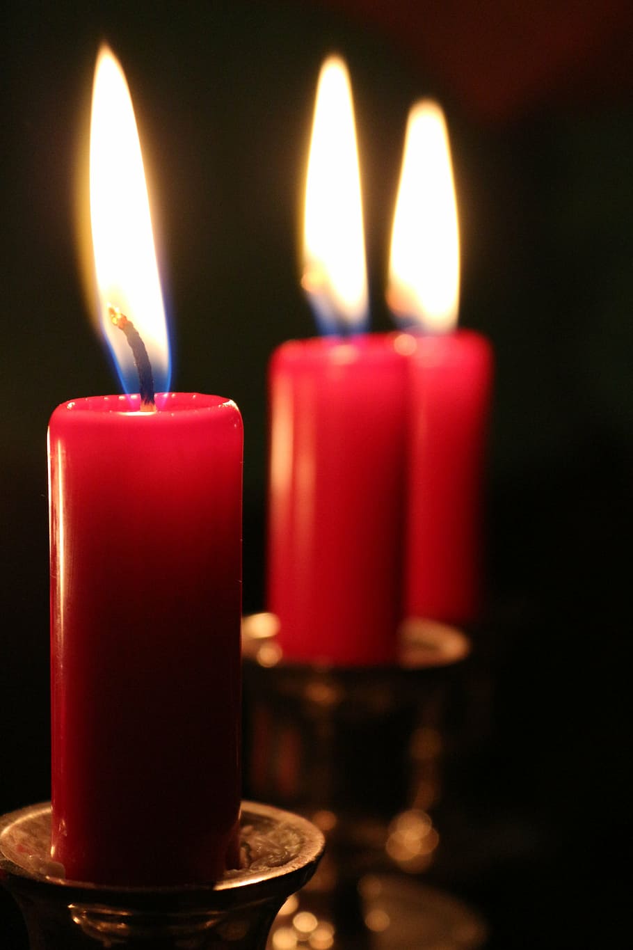 candele, rosso, luce, fiamma, cera, candela di cera, stoppino, bruciare, accogliente, atmosfera, buio, spirito natalizio, conto, romantico, lume di candela, fuoco, umore, ardente, fuoco - fenomeno naturale, calore - temperatura, candela, illuminato, in casa, avvicinamento, raggiante, nessuno, concentrarsi sulle conoscenze acquisite, stanza buia, natura, messa a fuoco selettiva, stanza domestica, portacandele, tavolo, fusione, luminosità, 5K