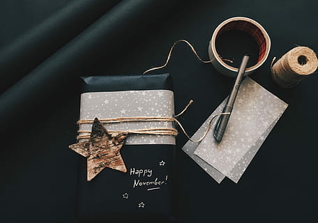 glad november!, sort, kuglepen, tråd, snor, bord, jul, gavepapir, pen, stilleben, indendørs, ingen mennesker, mad og drikke, tekst, sort baggrund, taske, meddelelse, køkkenredskaber, beholder, tæt på, gruppe af objekter, høj vinkel visning, papir, sort farve, kop, valg, drikke, direkte over, personlige tilbehør, 4K, CC0, offentligt domæne, royaltyfrie