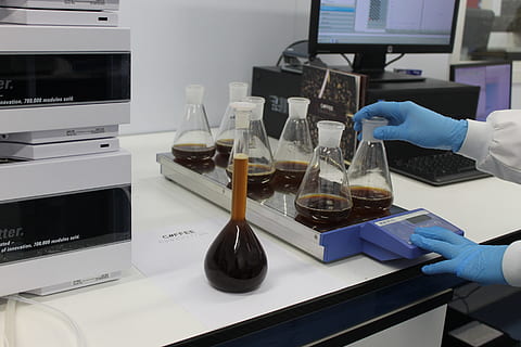 flaconi erlenmeyer, tavolo, tenere sotto controllo, laboratorio, caffè, caffeina, analisi, qualità, consulenza, scienza, mano, in casa, mano umana, parte del corpo umano, esperimento scientifico, occupazione, ricerca, guanto protettivo, detenzione, formazione scolastica, abiti da lavoro protettivi, assistenza sanitaria e medicina, vetreria di laboratorio, protezione, ricerca medica, cibo e bevande, persone, analizzando, bicchiere, 4K, CC0, dominio pubblico, privo di copyright