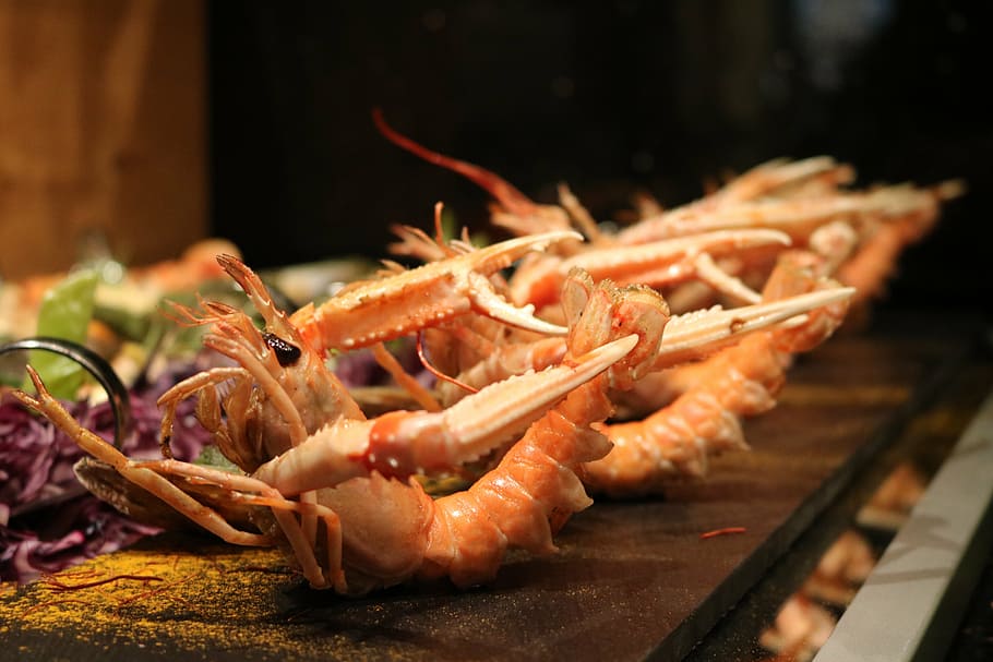 fotografia de primer pla, cuit, llagostins, bufet, peix, gambes, bufet fred, frisch, menjar, deliciós, benefici de, nutrició, saludable, saborós, gastronomia, gourmet, plat de peix, fam, restaurant, abundant, cuina, dinar, cuinar, especialitat, tribunal, gust, intestí, marisc, menjar i beguda, frescor, crustaci, Barbacoa, cap gent, alimentació saludable, benestar, primer pla, enfocament selectiu, centrar-se en primer pla, a la graella, a l'interior, aliments crus, carn, material de fusta, gambes - marisc, preparació, luxe, 5K