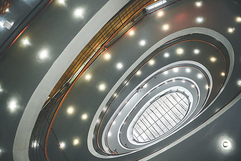 luces, edificio, arquitectura, techo, brillante, diseño, futurista, adentro, moderno, reflexiones, acero, urbano, iluminado, escalera, estructura construida, resumen, curva, nadie, escalones y escaleras, ciudad, espiral, aleación, barandilla, característica arquitectónica, equipo de iluminación, modelo, color plateado, ligero, 5K, CC0, dominio público, libre de derechos