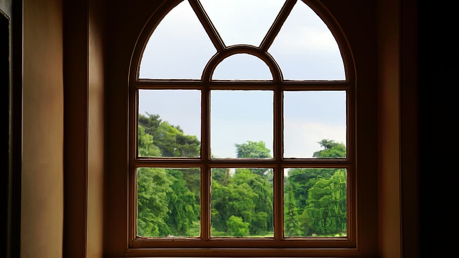 Marrone, di legno, arco, incorniciato, finestra di vetro, bicchiere, alberi, finestra, in casa, guardando attraverso la finestra, architettura, giorno, nessuno, struttura costruita, cielo, vetro - materiale, trasparente, natura, pianta, albero, costruzione, telaio della finestra, analizzare, cercare, guardare, forma geometrica, griglia, 5K