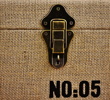 hruď, uzavření, kování, box, ornament, rakev, textil, tkanina, úložný prostor, detail, nikdo, den, venku, text, uvnitř, ochrana, nástěnný prvek, kov, bezpečnostní, texturou, sdělení, bezpečnost, hnědý, vzor, západní skript, celý rám, zámek, dveře, Rukojeť, jeden objekt, podepsat, 4K, CC0, veřejná doména, bez autorských práv