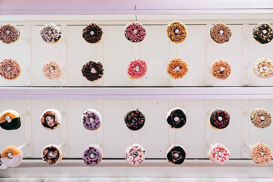 color assortit, esquitxat, lot de rosquilles, fotografia plana, rosquilles, donut, patró, dolç, decoració, De dalt a baix, rosa, pastisseria, tractar, espolvorear, explorar, bloc, espanya, xocolata, fons, fons de pantalla hd, fons de pantalla, hd, foodie, menjar, en fila, costat a costat, gran grup d'objectes, arranjament, cap gent, menjar poc saludable, menjar dolç, frescor, ordre, a l'interior, menjar i beguda, elecció, indulgència, postres, repetició, variació, pastís, directament a sobre, temptació, berenar, 8K