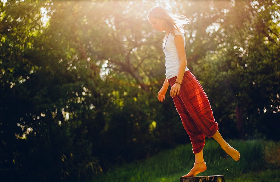 dona, portar, blanc, dipòsit, superior, vermell, vestit de pantalons, tapa del tanc, pantalons, vestit, a l'aire lliure, naturalesa, una persona, dones, estils de vida, parc - l'home va fer espai, gent, estil de vida saludable, ètnia caucàsica, femelles, relaxació, exercici, adult, adult jove, tardor, llum solar, activitat d'oci, bellesa, exercici de relaxació, benestar, acció, esport, diversió, vitalitat, una sola dona, només dones, arbre, cabell, cabell ros, planta, longitud completa, roba casual, felicitat, moviment, infància, nen, descendència, estiu, bosc, moda, pentinat, emoció positiva, llibertat, 2K