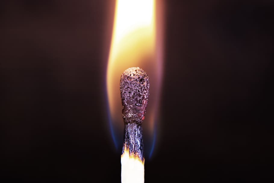 match, Pind, ild, flamme, brænde, flamme pejs, hed, træ, varme, lys, gløder, aske, belysning, romantisk, mørke, belyst, blusser op, lyse, brænding, varme - temperatur, studio skud, brand - naturligt fænomen, indendørs, sort baggrund, natur, ingen mennesker, tæt på, enkelt objekt, kopiere plads, brændstof og elproduktion, glødende, meddelelse, orange farve, Stærkt oplyst, levende farve, tændstik, overflade niveau, 5K