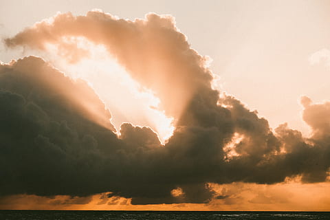 grau, Wolken blockieren die Sonne, wolkig, Himmel, Tageszeit, tropisch, Sonnenuntergang, Wolke, Wolkengebilde, Sonnenaufgang, Horizont, Natur, wolke - himmel, Meer, Wetter, Dämmerung, szenen, Sommer-, Sonnenlicht, Dramatischer Himmel, draußen, Sonne, Schönheit in der Natur, Wasser, Blau, Landschaft, launischer Himmel, keine Leute, Szenen - Natur, ruhige Szene, Ruhe, idyllisch, Silhouette, Sonnenstrahl, Nicht-städtische Szene, Umgebung, orange Farbe, majestätisch, 5K, CC0, gemeinfrei, lizenzfrei