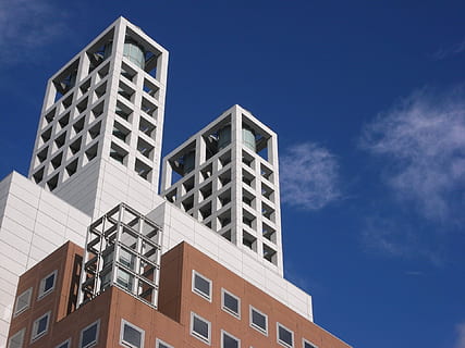 Würfel, Turm, Gebäude, Türme, Gebäude, Turm, Stadt, städtisch, Japan, japanisch, Struktur, geometrisch, die Architektur, Architektur-Design, futuristisch, Himmel, Blau, Innenstadt, Gebäudehülle, gebaute Struktur, keine Leute, Flachwinkelansicht, Fenster, Wohngegend, modern, Natur, Tag, Bürogebäude außen, Haus, draußen, Fassade, Büro, Wohnung, Wolkenkratzer, Wohnsiedlung, 1080P, CC0, gemeinfrei, lizenzfrei