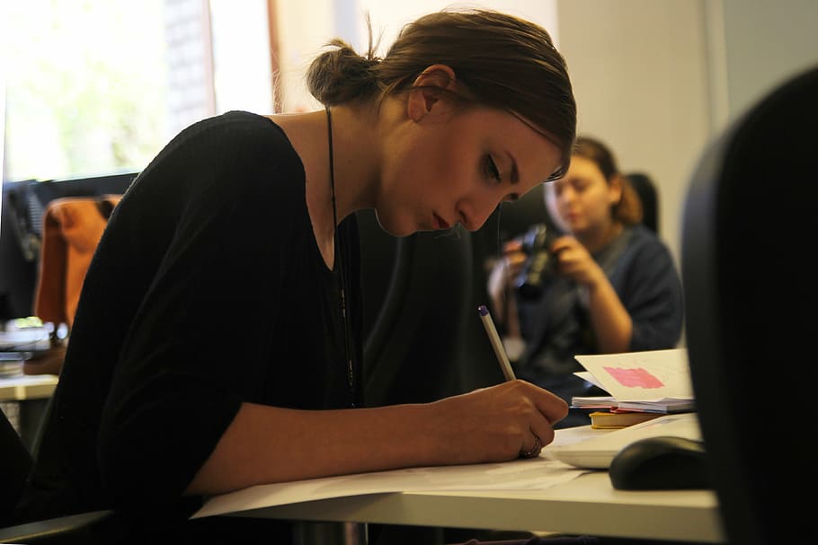 dona, celebració, bolígraf, escriure, treballar, oficina, arquitecte, dissenyador, persona, negocis, tecnologia, femella, feina, corporatiu, èxit, empresa, dona de negocis, reunió, modern, jove, comunicació, grup, equip, assegut, a l'interior, només adults, vista lateral, adult madur, unió, adult, gent, concentració, tirada al cap, taula, aprenentatge, dones, educació, estudiant, escola, mirant, mirant abaix, mobles, escriptori, estudiar, centrar-se en primer pla, 4K