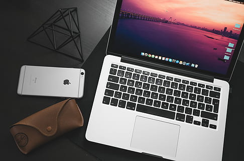 MacBook, pro, al costat, espai iphone 6, negre, fusta, superfície, espai activat, gris, plata iPhone 6, 6s, portàtil, poma, tecnologia, ordinador, comunicació, tecnologia sense fils, teclat, teclat d’ordinador, equips informàtics, connexió, escriptori, cap gent, taula, dispositiu d’informació portàtil, mobles, vista d’angle alt, a l'interior, Internet, negocis, xarxa d’ordinadors, carta, clau d’ordinador, organitzador electrònic, 5K, CC0, domini públic, lliure de regalies