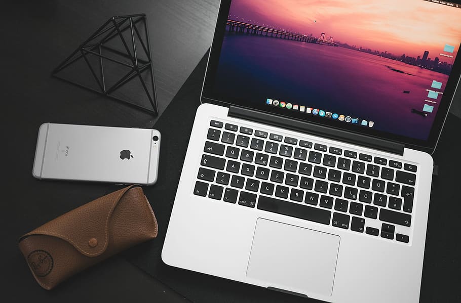 MacBook, pro, al costat, espai iphone 6, negre, fusta, superfície, espai activat, gris, plata iPhone 6, 6s, portàtil, poma, tecnologia, ordinador, comunicació, tecnologia sense fils, teclat, teclat d’ordinador, equips informàtics, connexió, escriptori, cap gent, taula, dispositiu d’informació portàtil, mobles, vista d’angle alt, a l'interior, Internet, negocis, xarxa d’ordinadors, carta, clau d’ordinador, organitzador electrònic, 5K
