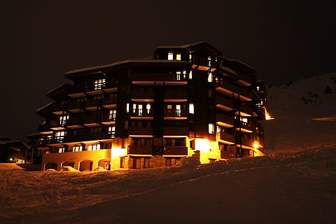 alpine, arkitektur, bygning, kold, arkitektur, bygning, glødende, Hotel, hus, is, lys, bjerg, nat, udendørs, udvej, sæson, ski, sne, vinter, mørk, ingen mennesker, skumring, bygget struktur, arkitektur og bygninger, belyst, olieindustrien, industri, måne, bygning udvendig, himmel, natur, transportmidler, jord, belysningsudstyr, fabrik, lav vinkel visning, maskineri, transportform, 4K, CC0, offentligt domæne, royaltyfrie