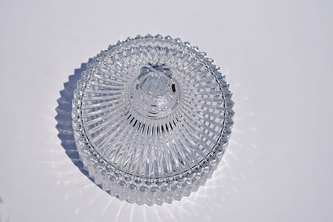 kreisförmige Glasbox, radial, Muster, Mehrfachreflexionen, Studioaufnahme, drinnen, keine Leute, Nahansicht, weißer Hintergrund, Stillleben, gestalten, Geometrische Figur, kopieren sie platz, Kreis, Lichtanlage, Natur, Metall, einzelnes Objekt, die Architektur, Kugel, Design, Decke, Flachwinkelansicht, silberfarben, 5K, CC0, gemeinfrei, lizenzfrei
