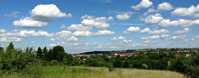 skyer, himmel, landskab, glomerulus, natur, hvid, sommer, Europa, blå, udendørs, plante, bygning, arkitektur, bygning udvendig, bygget struktur, hus, træ, miljø, boligområde, sky - himmel, scenics - natur, jord, by, græs, skønhed i naturen, dag, ingen mennesker, 2K, CC0, offentligt domæne, royaltyfrie