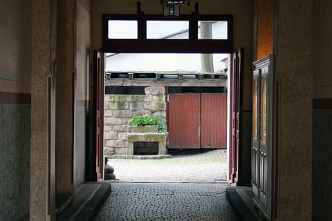 baggård, indkørsel, sten-, væg, træport, Stenmur, murværk, struktur, ved at se, indsigt, garage, gateway, by, dresden, neustadt, arkitektur, strukturer, konstruktion, gammel, historisk, bygning, by-, indgang, dør, ingen mennesker, indendørs, åben, dag, bygget struktur, vindue, fravær, døråbning, retning, vejen frem, tom, natur, plante, hus, gyde, 5K, CC0, offentligt domæne, royaltyfrie
