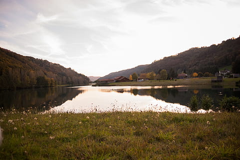cantal, jezero, odraz, podzim, rybník, hora, krajina, zrcadlo, park, auvergne, nebe, Skála, útes, voda, krása v přírodě, klid, scenics - příroda, klidné scény, rostlina, tráva, Příroda, nikdo, mrak - nebe, pohoří, idylický, životní prostředí, přistát, laguna, 2K, CC0, veřejná doména, bez autorských práv