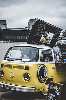 staré auto, auto, oldtimer, starý, klasický, automobilového průmyslu, vozidlo, věku, veteránem automobil, vw bulli, volkswagen, káva, Prodej, Berlín, město, Dovolená, způsob dopravy, přeprava, pozemního vozidla, architektura, motorové vozidlo, stavba, text, nebe, žlutá, mrak - nebe, sdělení, nikdo, exteriér budovy, den, západní skript, taxi, venku, Příroda, 5K, CC0, veřejná doména, bez autorských práv