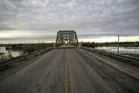 2e, brug, rijweg, rivier de Mckenzie, architectuur, Canada, wolken, Aanbevolen, noordwestelijke gebieden, publiek domein, luchten, vervoer, brug - door de mens gemaakte structuur, spoorlijn, hemel, weg, de weg vooruit, wolk - lucht, perspectief verminderen, richting, ingebouwde structuur, natuur, verbinding, geen mensen, verdwijnpunt, water, buitenshuis, dag, stad, wegmarkering, oppervlakteniveau, lang, 5K, CC0, publiek domein, royaltyvrij