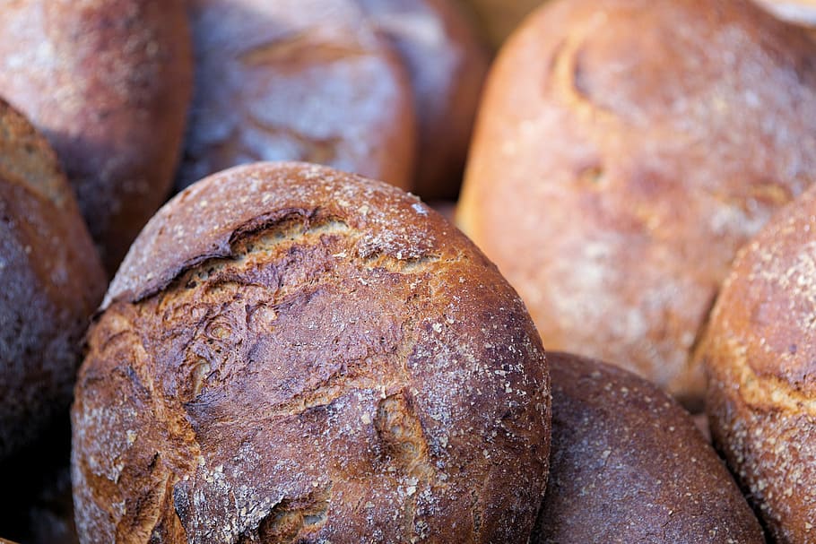 selektiv, fokus fotografie, braun, Steine, Brot, Bauernbrot, backen, Kruste, Backwaren, knusprig, Getreide, Snack, Brot backen, Bäcker, Lebensmittel, Essen, Laib, Brotkruste, ein Leib Brot, Mehl, frisch, Essen und Trinken, Nahansicht, Frische, gebacken, Geschäft, keine Leute, Wohlbefinden, Bäckerei, gesundes Essen, Vollbild, drinnen, Vollkorn, Weizen, Stillleben, High Angle View, Kohlenhydrate - Nahrungsmitteltyp, französisches Essen, 5K
