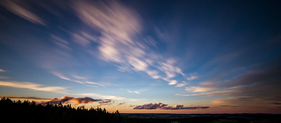sonnenuntergang im schwarzwald, fotografia de silueta de lapse de temps, arbres, daurat, hores, cel, posta de sol, núvol, taronja, paisatge, núvol - cel, escenics - natura, naturalesa, medi ambient, cel dramàtic, vespre, bellesa a la natura, cap gent, tranquil·litat, cloudscape, arbre, escena tranquil·la, crepuscle, blau, terra, silueta, horitzó urbà, a l'aire lliure, sol, 5K