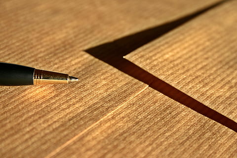 negre, bolígraf, taula, lletres, sortir, sobre, publicació, salutacions, eina d’escriptura, comunicació, correspondència, coolie, tràfic de lletres, missatge, material de fusta, instrument d’escriptura, cap gent, primer pla, enfocament selectiu, a l'interior, negocis, subministrament d’oficina, ombra, oficina, paper, ploma estilogràfica, sol objecte, antiguitat, marró, còpia espai, color daurat, nib, 2K, CC0, domini públic, lliure de regalies