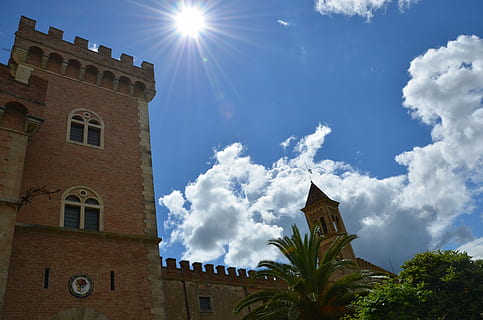 cielo, nuvole, sole, torre, storicamente, sole, Torre, Toscana, Italia, architettura, esterno dell'edificio, luce del sole, storia, struttura costruita, costruzione, Inquadratura dal basso, natura, raggio di sole, nuvola - cielo, finestra, blu, giorno, pianta, nessuno, albero, il passato, riflesso lente, all'aperto, luminosa, 2K, CC0, dominio pubblico, privo di copyright