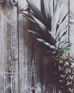 foto, piña, marrón, de madera, mesa, Fruta, plano, gastos generales, madera, escritorio, nadie, de cerca, material de madera, día, planta, naturaleza, texturizado, adentro, modelo, pared - característica de la construcción, naturaleza muerta, frescura, crecimiento, patrón natural, belleza en la naturaleza, árbol, antecedentes, fotograma completo, áspero, 2K, CC0, dominio público, libre de derechos