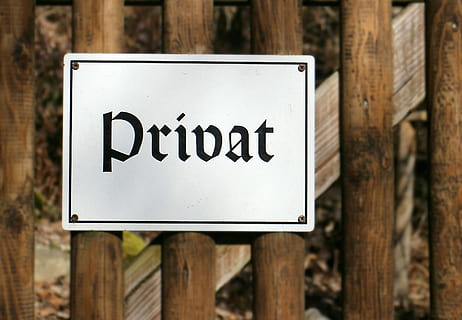 nota, escut, privat, privadesa, objectiu, porta, barri tabú, zona, comunicació, text, signe, guió occidental, material de fusta, orientació, signe d'informació, informació, primer pla, cap gent, centrar-se en primer pla, a l'aire lliure, missatge, dia, senyal d'advertència, sol objecte, emoció, còpia espai, senyal de trànsit, fusta, 2K, CC0, domini públic, lliure de regalies