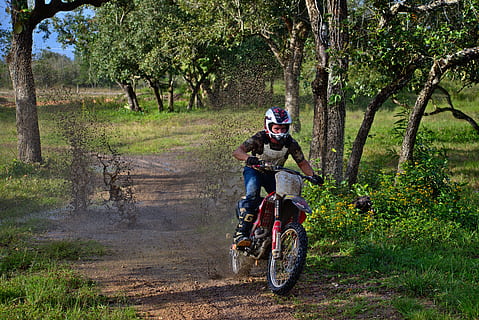 bláto, splash, akce, jezdec, kolo, strom, venku, životní styl, silnice, motokros, špinavé kolo, motocykl, stezka, dobrodružství, pohyb, závod, dráha, cyklista, lidé, rekreace, aktivní, rostlina, přeprava, skutečných lidí, volnočasové aktivity, jízda, pokrývky hlavy, helma, sport, jezdectví, životního stylu, plná délka, Příroda, jedna osoba, přistát, jízdní kolo, den, růst, čelní pohled, 5K, CC0, veřejná doména, bez autorských práv
