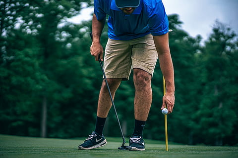 mand, sætte, golfbold, kit, putter, sjovt, græs, træ, blå, bold, golf, nike, sko, sport, en person, fritidsaktivitet, plante, afslappet tøj, rigtige mennesker, natur, livsstil, herrer, dag, lavt afsnit, aktivitet, grøn farve, sportsmand, forfra, spille, shorts, udendørs, 5K, CC0, offentligt domæne, royaltyfrie