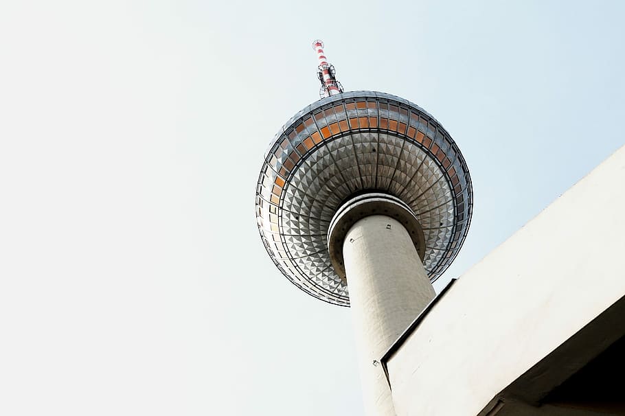 foto, oriental, torre de perles, torre de perla oriental, torre de comunicacions, arquitectura, torre, difusió, antena - antena, exterior de l'edifici, estructura construïda, tecnologia, equips de telecomunicacions, ciutat, comunicació, destinacions de viatge, vista d’angle baix, cel, edifici, dia, cel clar, còpia espai, cap gent, naturalesa, viatjar, turisme, a l'aire lliure, comunicacions globals, exterior d’edifici d’oficines, gratacels, fletxa, 2K